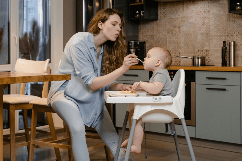 Jeune enfant qui mange