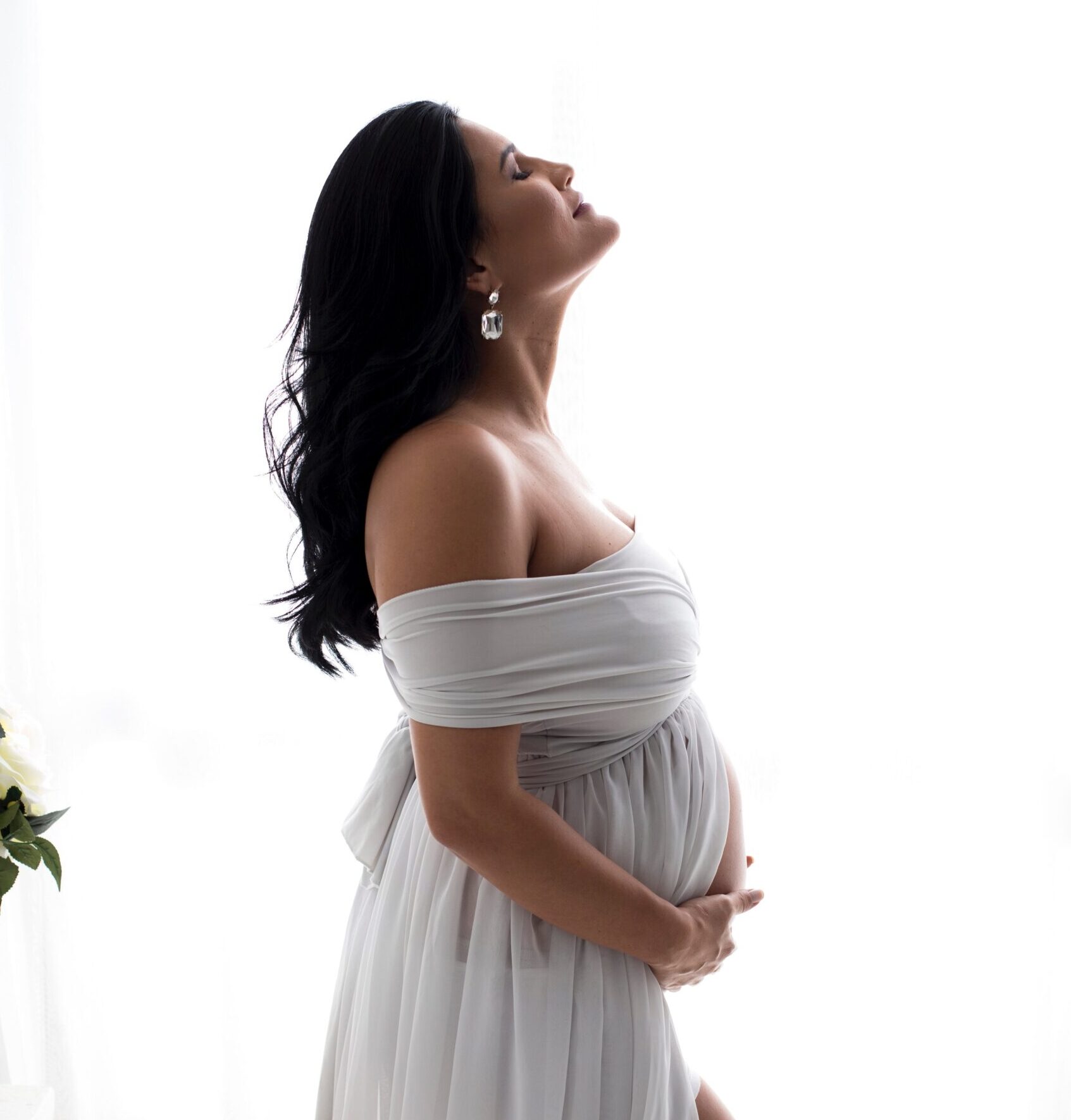Femme enceinte regardant le ciel
